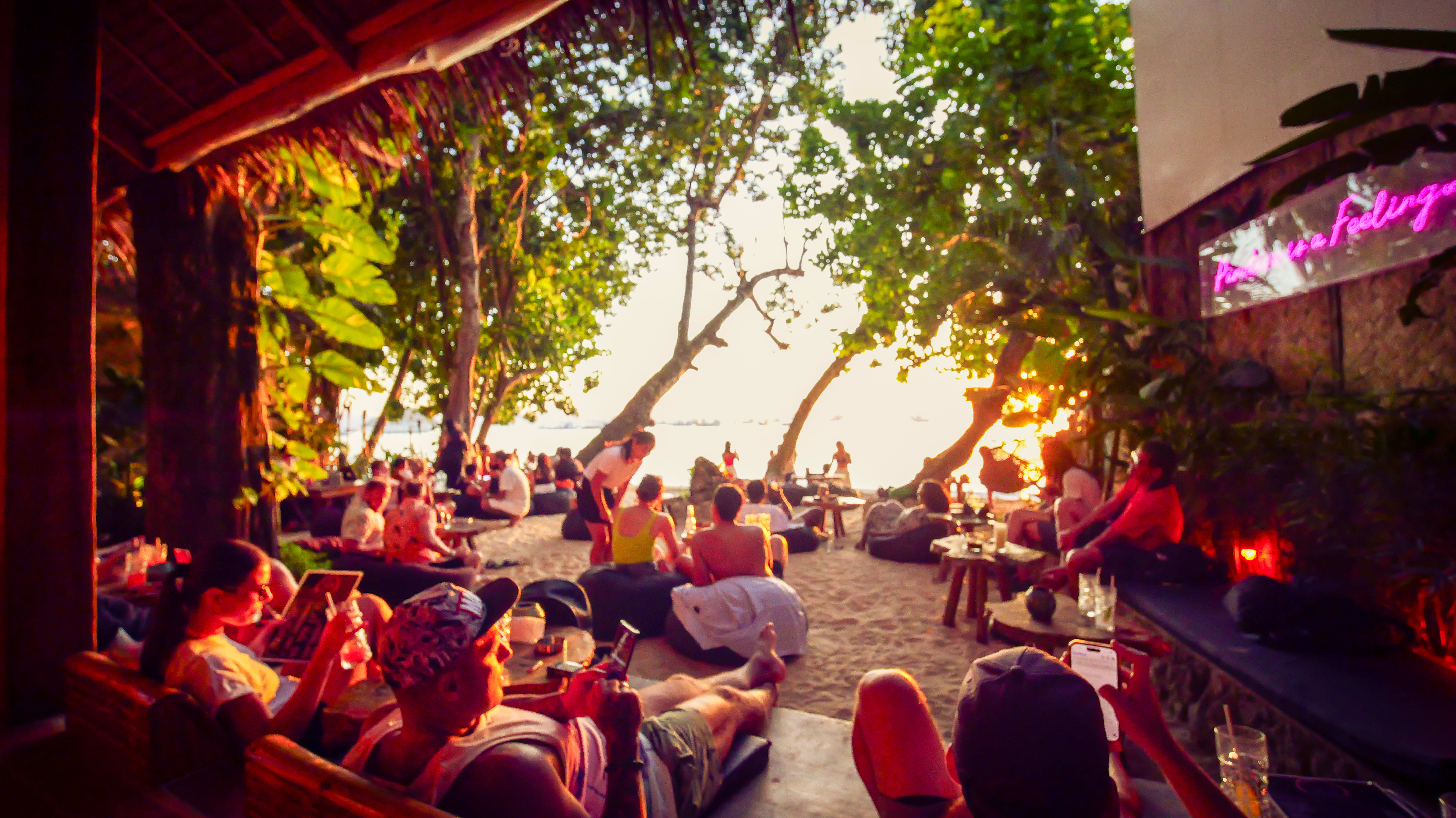 Sip Sunset Hostel and Lounge