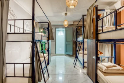 2019-07-26_Selina_Cartagena_10_Bed_Community_Room_Meero_002