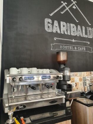Garibaldi Hostel e Café 13