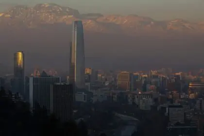 chile-santiago-eduardo-rojas-jWVTAzdcxNo-unsplash