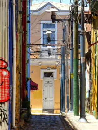 chile-valparaiso-luis-chavez-JuOOdKgkcN0-unsplash