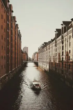 germany-hamburg-roman-kraft-vyQdrUSBEQU-unsplash